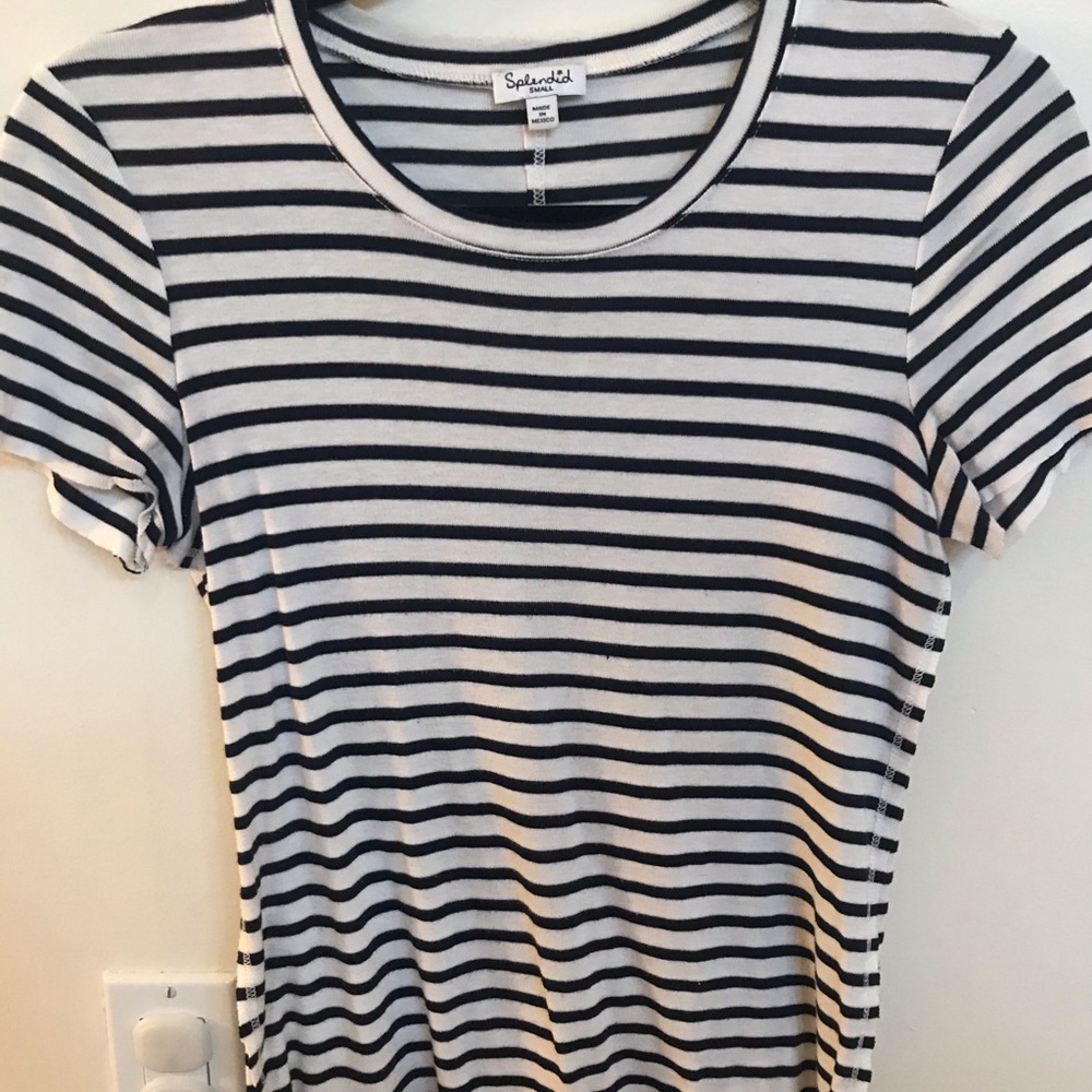 Splendid tee sm, round hem, raw edges, seam back